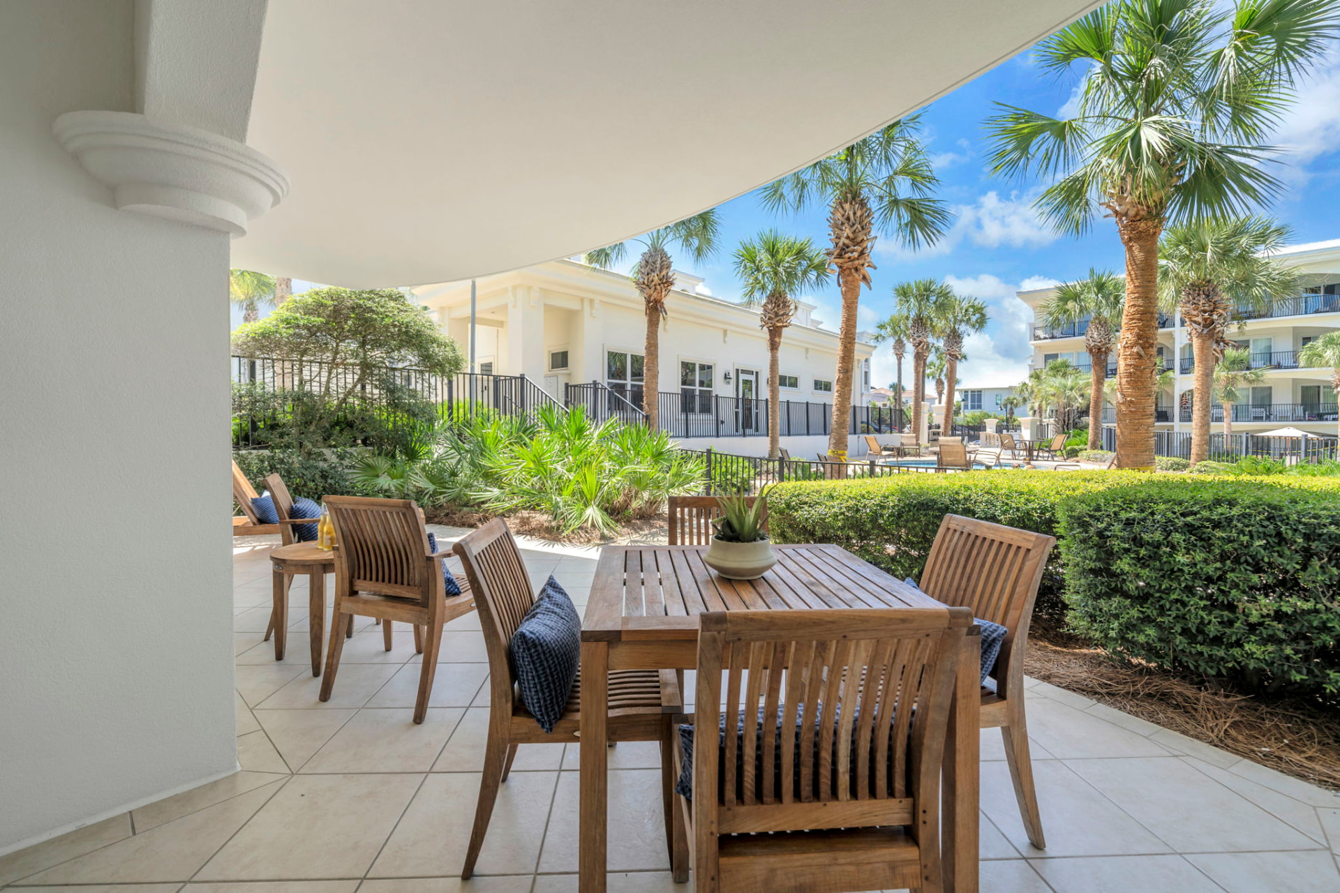 Palmera's first-floor patio